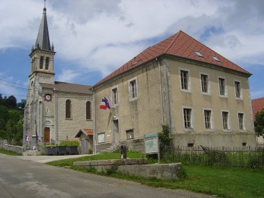 Kerkje en gemeentehuis (en g�te) van Les Alli�s
