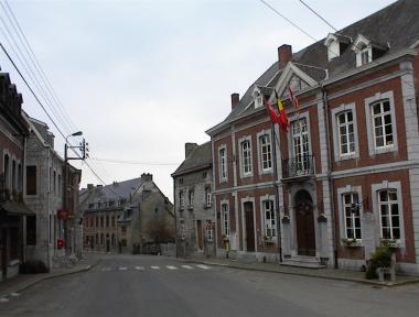 Raadhuis in centrum van Olne