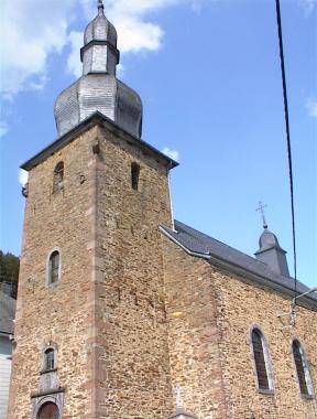 De Stephanuskerk met bolvormige klokketoren in Burg-Reuland