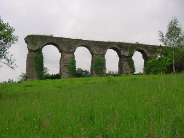 Ru�nes van Romein aquaduct uit de eerste eeuw nabij Ars-sur-Mosselle