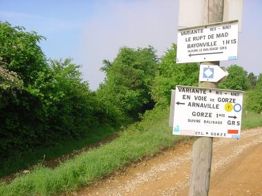 Wandelwegwijzers op splitsing nabij Arnaville