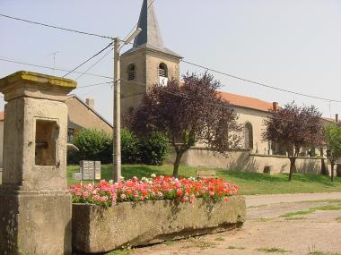 Oude waterpomp en kerkje van Blanche-Eglise