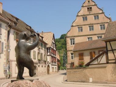 Monument van beer met druiventros in centrum Andlau