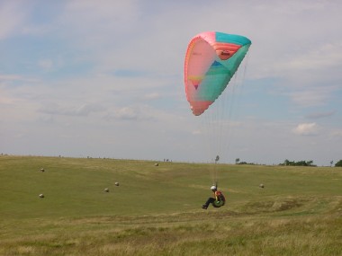 Een paraglider op de velden bij de Ballon d'Alsace