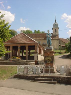 Centrum met standbeeld, wasplaats en kerk in Br�villiers