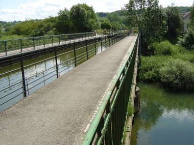 Kruising van twee kanalen tussen Brognard en Fesches-le-Ch�tel
