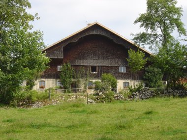Karakteristieke oude houten boerderijgevel in Sur la Roche