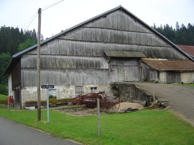 Houten boederij en oude werkgereedschap in Les Seignes