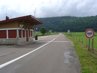 Een verlaten douanepost ver voor de Zwitserse grens nabij Mouthe