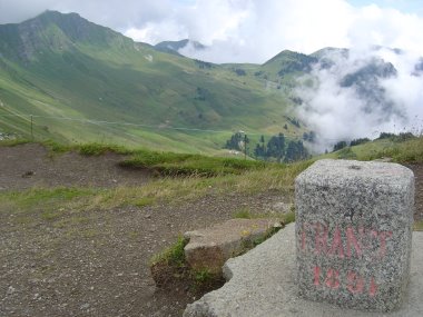 Grenspaal Zwitserland/Frankrijk op de Col de Coux