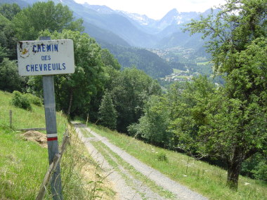 Chemin des Chevreuils tussen le Champel en la Villette