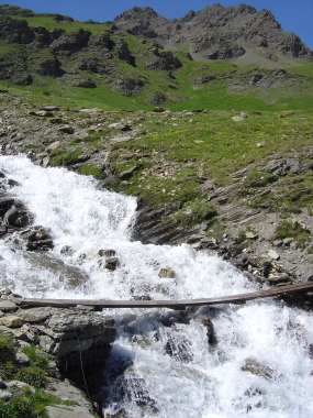 Lastige passage van snelstromende bergbeek